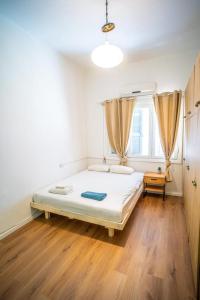 um quarto com uma cama grande num quarto com pisos em madeira em One bedroom and a patio-Is all about the location! em Tel Aviv