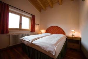 una camera con un grande letto e una finestra di Chalet Elena a Livigno