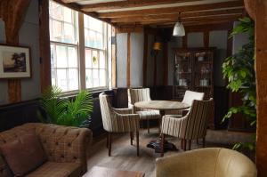 Posezení v ubytování White Hart Hotel by Greene King Inns