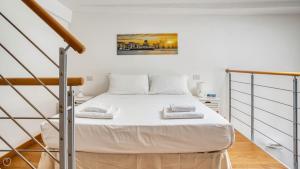 een slaapkamer met een bed met witte lakens bij Italianway - Paisiello 4 B in Milaan
