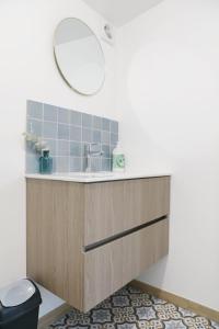 a bathroom with a sink and a mirror at Gîte Les amoureux de la Baie in Favières