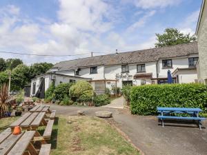 a group of benches in front of a building at The Coach House at Thorn Farm in Exeter