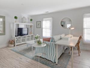 ein Wohnzimmer mit einem Sofa und einem Tisch in der Unterkunft Crawford Carriage House in Savannah