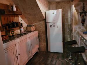 uma cozinha com um frigorífico branco num quarto em Le toit du monde em Ceyreste