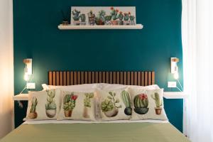 een bed met vier kussens met cactussen erop bij Residenza della Laguna in Orbetello