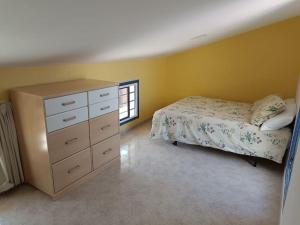 1 dormitorio con 1 cama, vestidor y ventana en Bonito adosado en zona muy tranquila, en Benicàssim