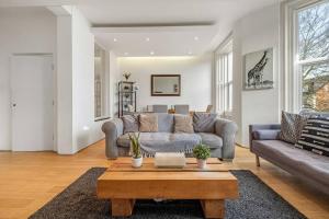 uma sala de estar com um sofá e uma mesa de centro em Luxury 2bed Apartment in Jesmond with Parking! em Jesmond