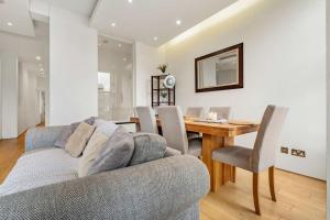 uma sala de estar com um sofá e uma mesa de jantar em Luxury 2bed Apartment in Jesmond with Parking! em Jesmond