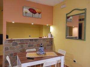 comedor con mesa y espejo en Borgo Gaggi p1 piano terra, en Gaggi