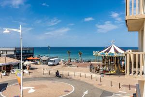 a town with a merry go round and the ocean at 2 pièces face océan, Lacanau in Lacanau