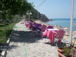 アーブシャ島にあるHotel Avsa Beyazsarayの浜辺のテーブルと椅子