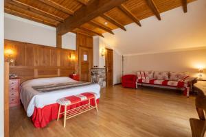 Postel nebo postele na pokoji v ubytování Alpine Forest Hotel + 68 fotografií