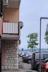 een stel auto's geparkeerd op een parkeerplaats bij Eleonora in Koper