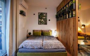 een slaapkamer met een groot bed in een kamer bij Danube Family Premium Apartment in Boedapest