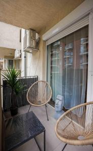 2 stoelen en een tafel op een balkon bij Danube Family Premium Apartment in Boedapest