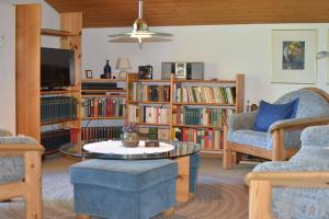 sala de estar con mesa de centro y estanterías en AlpenGlück – **** Ferienwohnung, en Siegsdorf