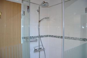 y baño con ducha de cristal con cabezal de ducha. en AlpenGlück – **** Ferienwohnung, en Siegsdorf 8 fotos más