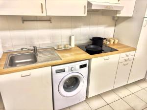 een keuken met een wastafel en een wasmachine bij “Il Casale Nel Bosco…Al Mare” in Lido di Savio