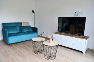 Telewizja i/lub zestaw kina domowego w obiekcie Gîte Les amoureux de la Baie
