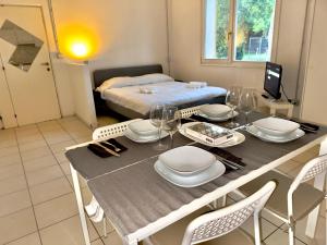een eetkamer met een tafel en een bed bij “Il Casale Nel Bosco…Al Mare” in Lido di Savio