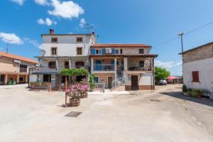 una strada vuota di fronte a un edificio di Apartman Žužić a Novigrad Istria