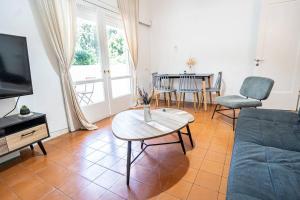 Lovely 1-bedroom With Balcony-Dizengoff Square.