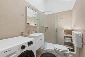un bagno con wc, lavandino e doccia di Apartman Žužić a Novigrad Istria