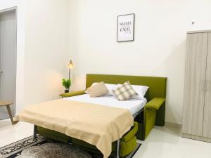 Кровать или кровати в номере CoreSoho Suite by BKAstaycation KotaWarisan Sepang KLIA Airport, Free Wifi