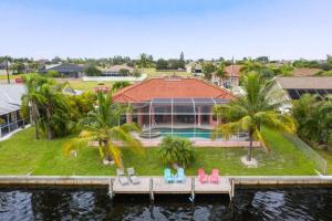 een luchtfoto van een huis met een steiger bij Villa Maxos - Boaters dream 4br/3 bath pool / spa in Cape Coral