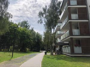 un immeuble avec un trottoir à côté d'un parc dans l'établissement Apartament Skandynawski, à Chojnice