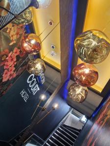 uma vista para uma loja com luzes douradas em London Court Hotel em Londres