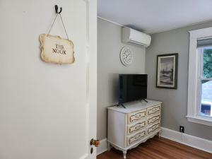 uma sala de estar com uma televisão e uma cómoda em And.N Bed & Breakfast em Gray