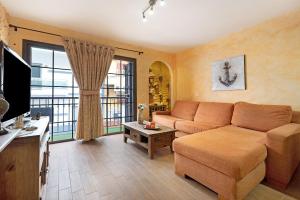 吉亞德索拉的住宿－Brisa del Mar，带沙发和大窗户的客厅