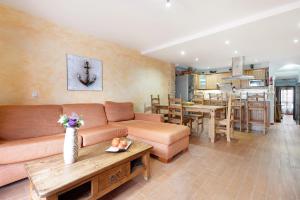 ein Wohnzimmer mit einem Sofa und einem Tisch in der Unterkunft Brisa del Mar in Guía de Isora