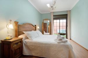 una camera da letto con un letto e un asciugamano sopra di Brisa del Mar a Guía de Isora