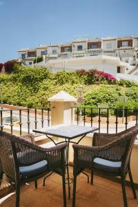 stół i krzesła na patio z budynkiem w obiekcie AP378 Casa Maria w mieście Nerja