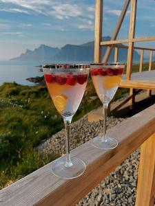 dos copas de vino sentadas en una barra de madera en where the ocean meets land, en Ramberg