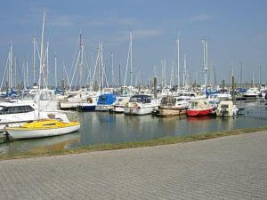 Un tas de bateaux sont amarrés dans un port dans l'établissement Nordsee-Ferienanlage-Wohnung-Baltrum, à Dornumersiel