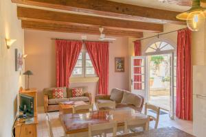 een woonkamer met een tafel en een bank bij Villagg tal-Fanal in Għasri