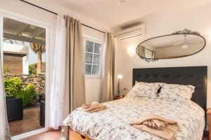 Ένα ή περισσότερα κρεβάτια σε δωμάτιο στο Charming Puerto Del Carmen Villa 4 Bedrooms Villa Tarez Private Pool & Close To The Old Town +30 φωτογραφίες