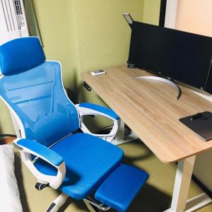 biurko z krzesłem i monitorem komputerowym w obiekcie Wayado Sapporo Ciao w mieście Sapporo