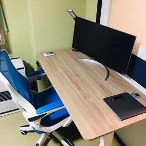 biurko z monitorem komputerowym i 2 krzesłami w obiekcie Wayado Sapporo Ciao w mieście Sapporo