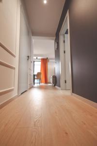 ein leeres Zimmer mit Holzboden und einer offenen Tür in der Unterkunft Apartamenty Lesko 23 in Lesko