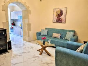 sala de estar con sofá azul y mesa en Paul's House Chania, en La Canea