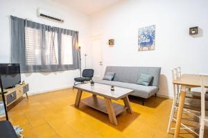 One bedroom and a patio-Central tel aviv.
