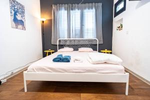 One bedroom and a patio-Central tel aviv.