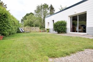 Ogród w obiekcie Gîte Les amoureux de la Baie