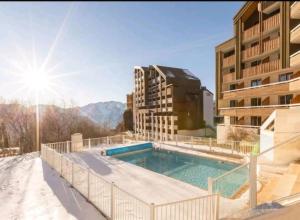 een zwembad op het balkon van een gebouw bij Douillet 33 m² piscine et sauna - 6 pers in Huez