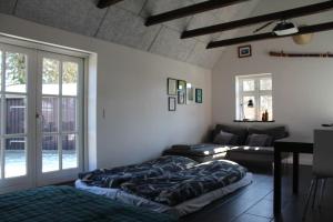 Postel nebo postele na pokoji v ubytování Large modern family room - “Arnely”