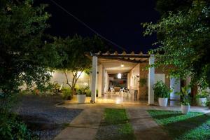 uma casa com um pátio à noite em Pousada dos Ventos Refugio Urbano em Cuiabá